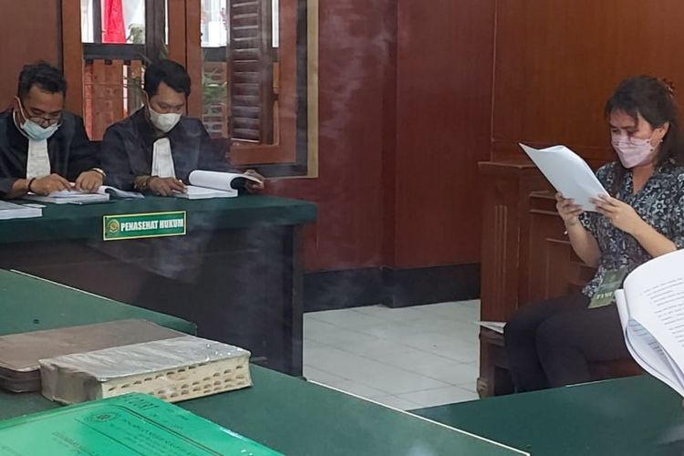 Terdakwa kasus pencemaran nama baik klinik kecantikan Stella Monica membacakan pledoi dalam sidang lanjutan di Pengadilan Negeri Surabaya, Kamis (28/10/2021).