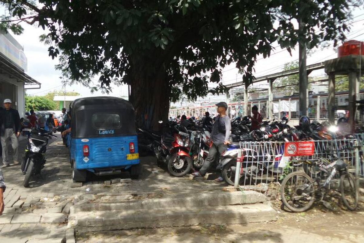 Area parkir Stasiun Duri, Jakarta Barat, yang masih dipenuhi oleh sopir bajaj dan pengojek pangkalan, Rabu (31/5/2017). Area parkir yang belum steril ini sudah terjadi sejak lama, di mana parkir kendaraan penumpang KRL bercampur dengan para sopir bajaj dan ojek.