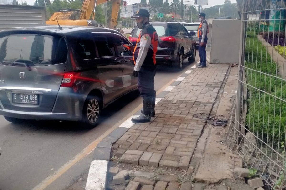 Sudinhub membantu melaksanalan pengaturan lalu lintas di Jalan Lingkar Luar, Senin (23/11/2020)