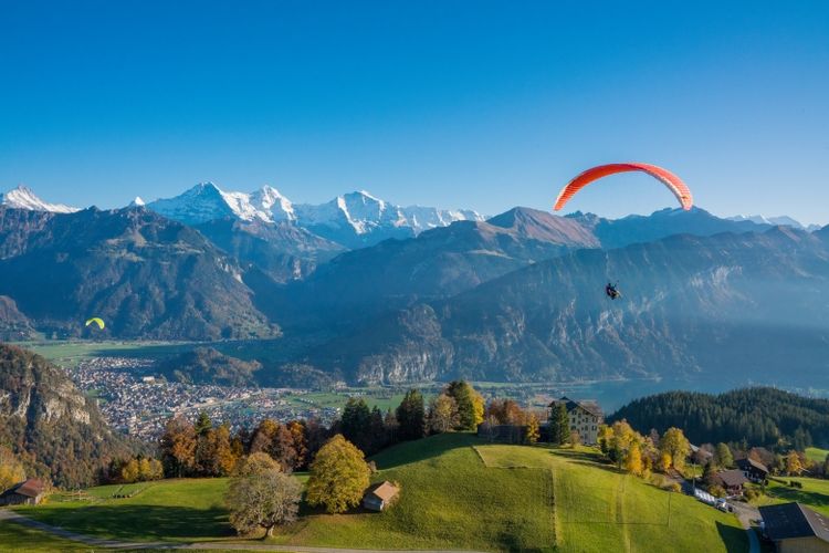  Pemandangan alam Interlaken, salah satu destinasi wisata populer di Swiss