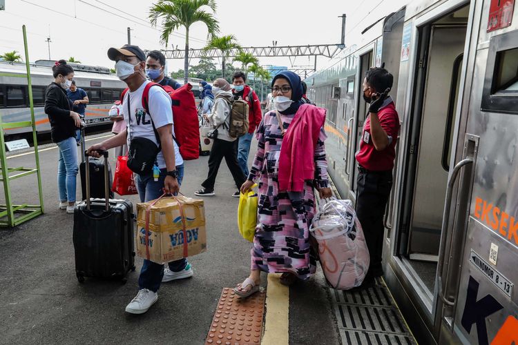 Penumpang kereta api berjalan setibanya dari Solo, Jawa Tengah di Stasiun Gambir, Jakarta Pusat, Senin (17/5/2021). PT Kereta Api Indonesia (Persero) membatasi kapasitas tempat duduk penumpang menjadi 80 persen untuk KA Jarak Jauh dan 70 persen untuk KA Lokal. Pembatasan ini untuk menciptakan physical distancing (menjaga jarak) antar penumpang di tengah lonjakan kasus Covid-19 akibat varian Omicron.