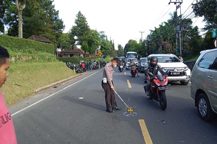 Petugas kepolisian sedang mengevakuasi kendaraan yang terlibat kecelakaan beruntun di Jalur Puncak Bogor, Jawa Barat, Minggu (20/3/2022).
