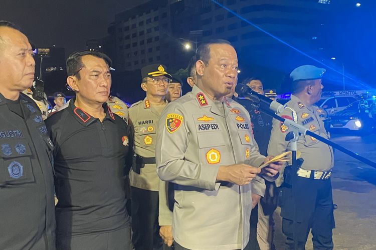 Kapolda Metro Jaya temui awak media di depan Gedung DPR/MPR sebelum patroli skala besar, Minggu (31/8/2025) malam.