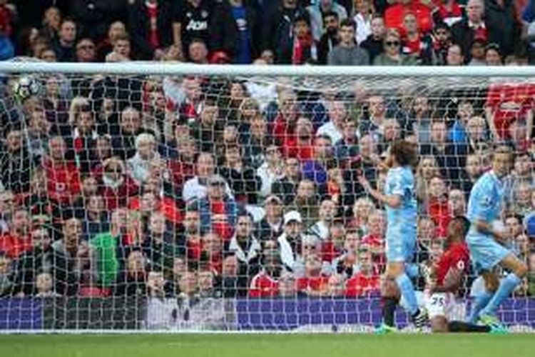 Joe Allen mencetak gol Stoke City ke gawang Manchester United pada lanjutan Premier League di Stadion Old Trafford, Minggu (2/10/2016).