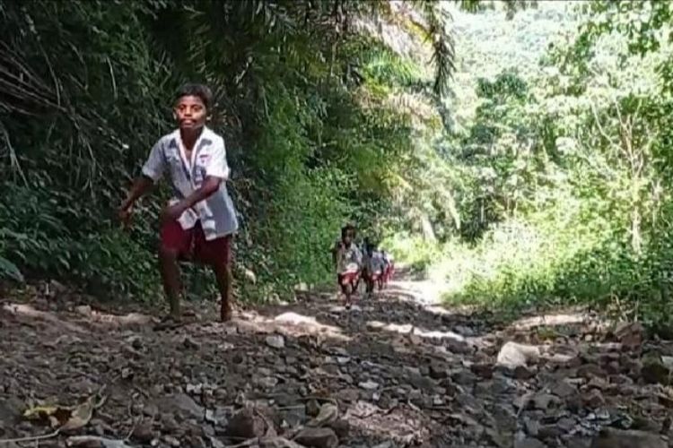 Foto: Siswa SD Lioboto, Desa Detuwulu, Kecamatan Maurole, Kabupaten Ende, NTT, hendak ke sekolah.