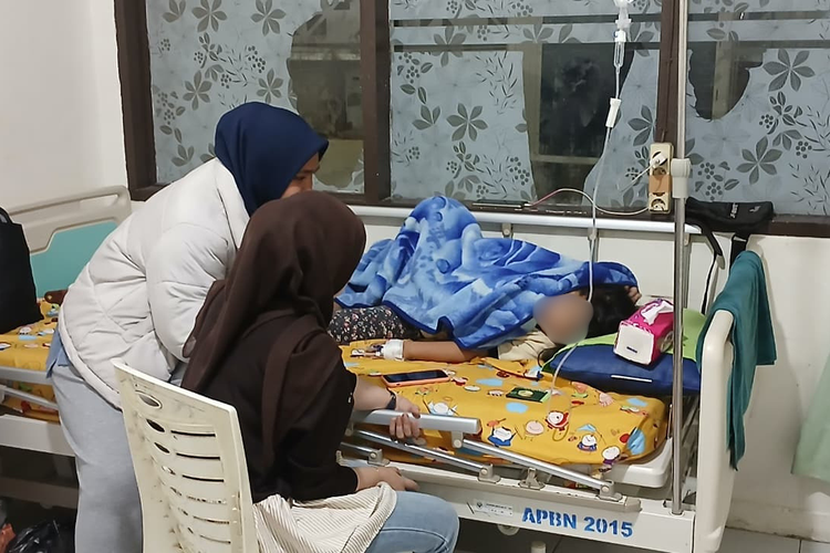 Cerita Sari Hentikan Travel di Tengah Jalan demi Bawa Anak yang Diduga Keracunan MBG ke RS