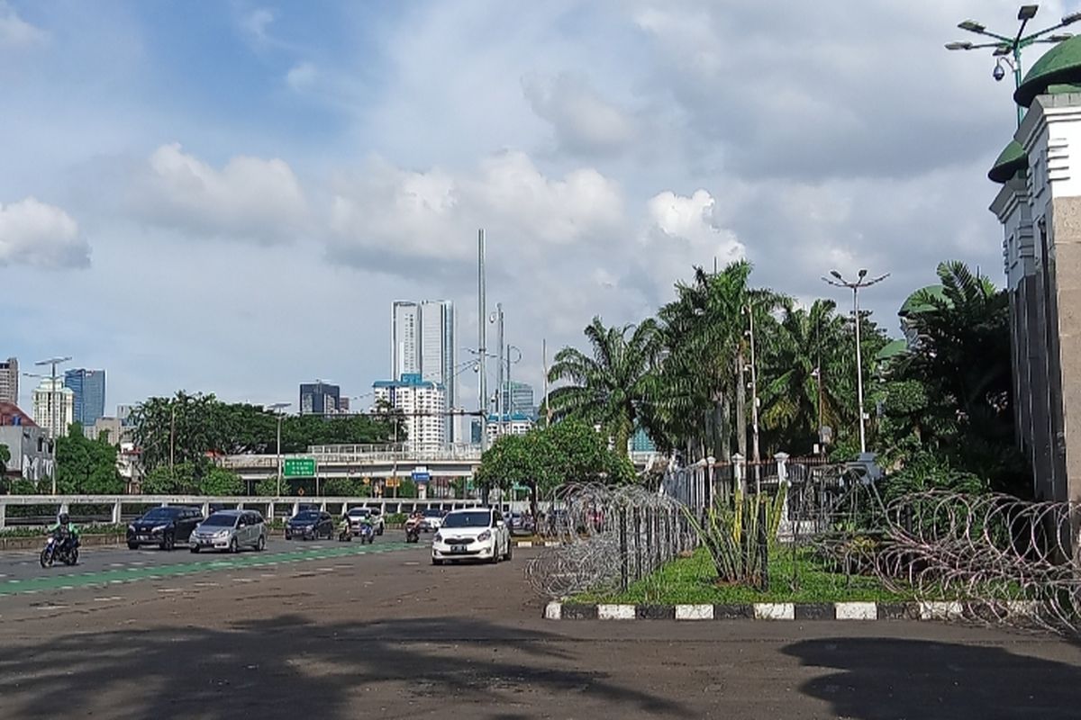 Polisi memasang kawat berduri di depan Gedung DPR/MPR RI antisipasi demo buruh dan mahasiswa pada Sabtu (21/5/2022). 