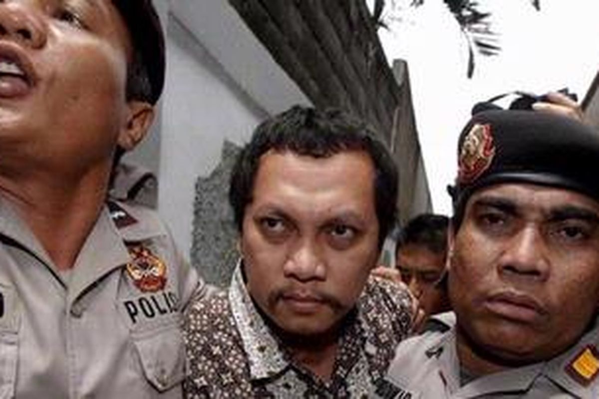 Terdakwa kasus mafia pajak, Gayus H Tambunan, dikawal ketat anggota polisi saat tiba di Pengadilan Negeri Jakarta Selatan, Rabu (19/1/2011). Hari ini, Gayus akan menjalani sidang dengan agenda pembacaan vonis. 