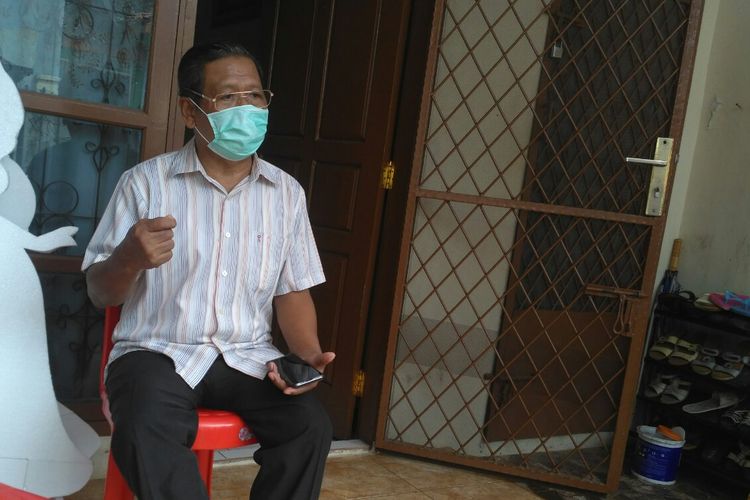 Amin Sutandi (64) pasien positif 01 yang sudah dinyatakan sembuh saat diwawancarai di rumahnya, Jumat (10/4/2020). Amin berusaha gembira selama dirawat di ruang isolasi RS Abdul Moeloek.