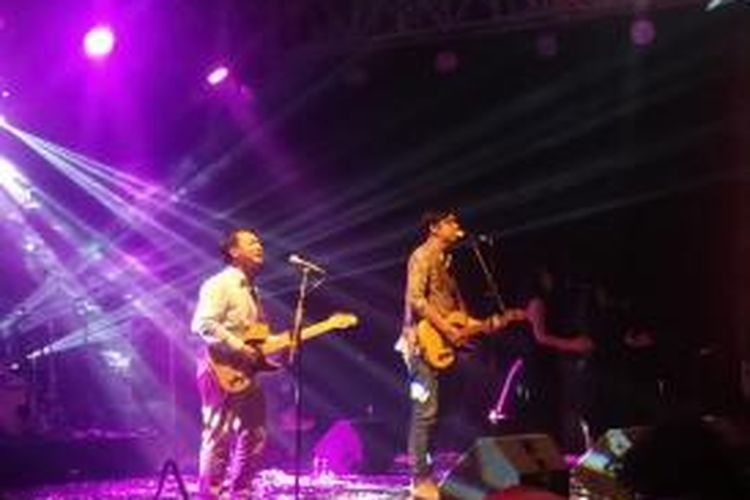Cholil 'Efek Rumah Kaca' dan Iga Massardi 'Barasuara' beraksi di atas panggung Go Ahead Challenge di Gudang Sarinah, Jakarta Selatan, Sabtu (22/8/2015) malam.