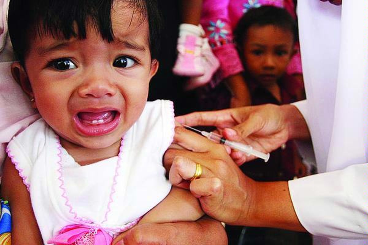 Ilustrasi imunisasi massal.