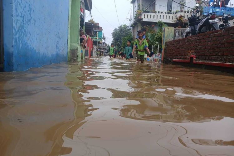 Banjir setinggi 30 sentimeter hingga 1 meter merendam 8 RW di Kampung Bojongasih, Desa Dayeuhkolot, Kecamatan Dayeuhkolot, Kabupaten Bandung, Jawa Barat pada Jumat (1/12/2023) Banjir tersebut akibat luapa sungai Citarum yang tak jauh dari pemukiman warga
