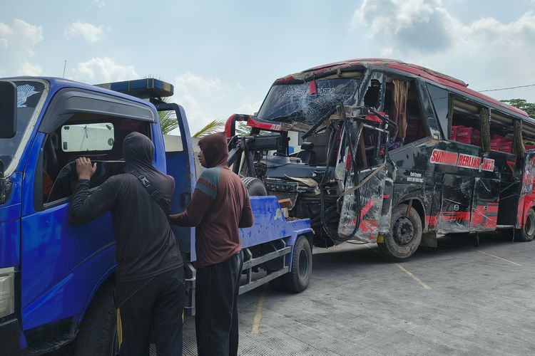 Bus Rombongan Pendaki Kecelakaan di Karanganyar, Sopir Minta Penumpang ke Belakang Saat Rem Blong