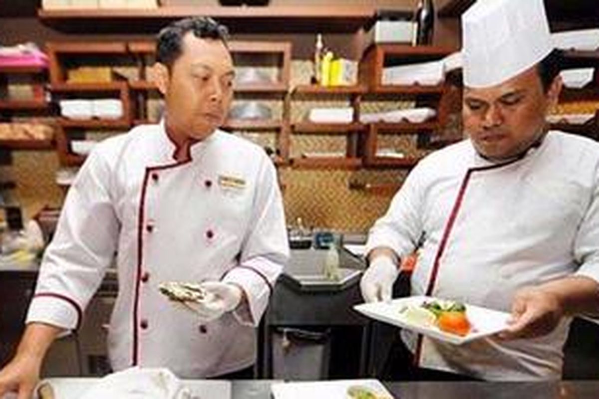 Chef Ahmad Sofyan (kiri) dibantu stafnya, Nanang, menyiapkan menu Oyster with Salsa di Restoran Oyster, Plaza Senayan, Jakarta, Sabtu (21/5/2011).