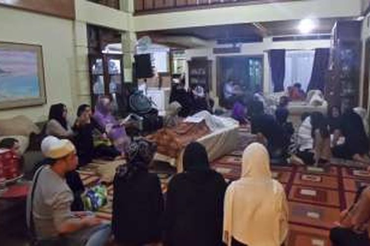 Suasana runah duka H. Tubagus Hibar Gunawan ayahanda artis peran Rina Gunawan di kawasan Bintaro, Tangerang Selatan, Minggu (22/5/2016).