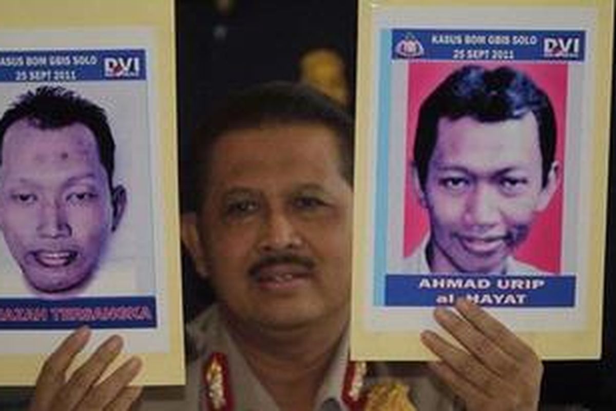 Kepala Divisi Humas Polri Irjen Anton Bachrul Alam merilis foto pelaku bom bunuh diri Gereja Bethel Injil Sepenuh, Solo, di Gedung Humas Mabes Polri, Jakarta Selatan, Selasa (27/9/2011).