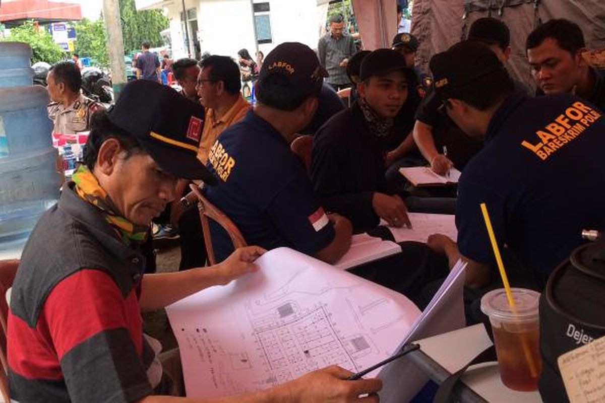 Tim Pusat Laboratorium Forensik (Puslabfor) Mabes Polri memintai keterangan teknisi Gedung Pasar Senen sebelum memulai olah tempat kejadian perkara (TKP), Rabu (25/1/2017). 