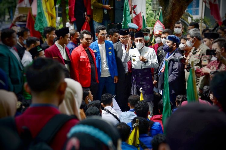 Gubernur Sumut Edy Rahmayadi menemui massa yang menggelar aksi di depan kantor DPRD Sumut di Jalan Imam Bonjol Medan, Kamis (14/4/2022)  