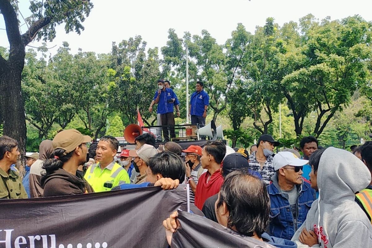 Korban penutupan operasional PT Karya Citra Nusantara (KCN) saat menggelar unjuk rasa di Balai Kota DKI Jakarta, Gambir, Jakarta Pusat, Kamis (12/1/2023) siang.