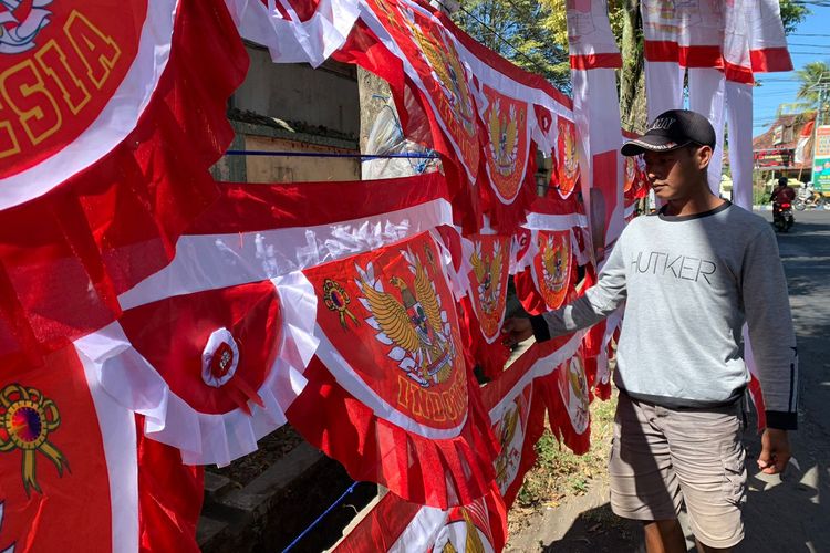 Penjual bendera merah putih di Lumajang raup untung besar jelang HUT RI pertama setelah pandemi covid-19, Senin (15/8/2022)