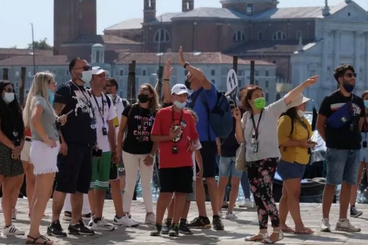 Turis menikmati St Mark's Square, di Venesia, saat pemerintah setempat bersiap mengenakan biaya hingga ?10 per orang untuk masuk ke kota tersebut.