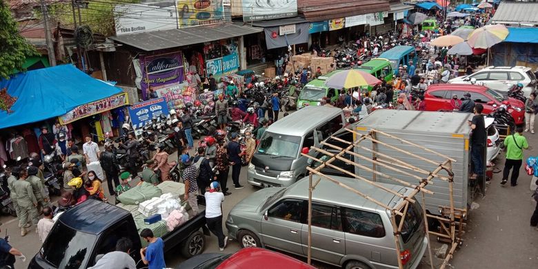 Suasana di kawasan Pasar Anyar, Kota Bogor, nampak ramai dipenuhi pedagang yang berjualan di tengah situasi masa pemberlakuan pembatasan sosial berskala besar (PSBB) tahap tiga, Senin (18/5/2020).