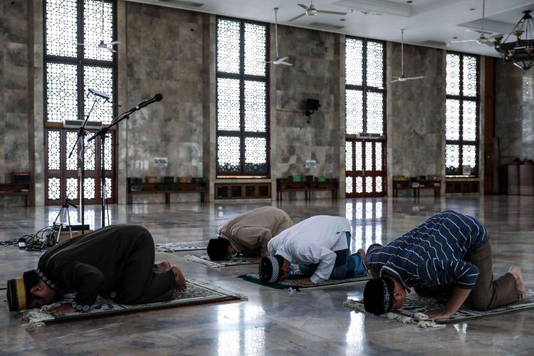 Umat Muslim melaksanakan sholat ashar dengan jaga jarak atau shaf social distancing di Masjid Agung Sunda Kelapa, Menteng, Jakarta Pusat, Sabtu (25/4/2020). Dewan Pengurus Masjid Agung Sunda Kelapa memutuskan untuk meniadakan Tarawih dan kegiatan lainnya yang bisa menimbulkan kerumunan, tetapi tetap menggelar ibadah rutin seperti salat 5 waktu, tadarus, dan Tarawih selama Ramadhan. Namun ibadah tersebut hanya diikuti imam dan pengurus masjid, bukan bagi jemaah umum.