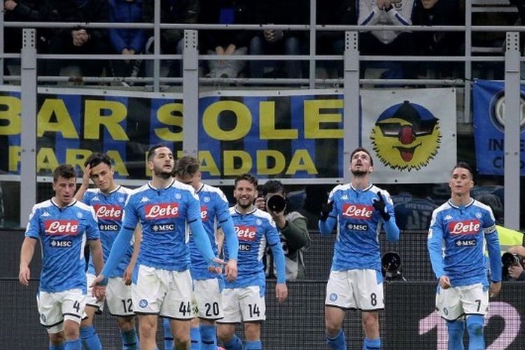 Para pemain Napoli merayakan gol yang dicetak oleh Fabian Ruiz pada laga leg pertama semifinal Coppa Italia menghadapi Inter Milan di Stadion Giuseppe Meazza, Kamis (13/2/2020).