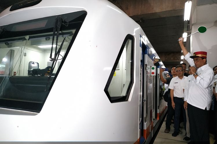 Menteri Perhubungan (Menhub) Budi Karya Sumadi melepas secara simbolis perjalanan Kereta Bandara (KA) dari Stasiun Manggarai menuju Bandara Soekarno-Hatta, Sabtu (5/10/2019).