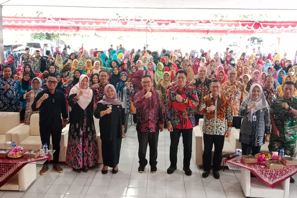 Kepala Badan Kependudukan dan Keluarga Berencana Nasional (BKKBN) dr Hasto Wardoyo dalam kegiatan Sosialisasi dan Komunikasi Informasi Edukasi (KIE) Program Pembangunan Keluarga, Kependudukan, dan Keluarga Berencana (Bangga Kencana) dan Program Percepatan Penurunan Stunting (PPS) Bersama Mitra Kerja, di Gedung Serbaguna dan Komplek Lapangan Denggung, Kabupaten Sleman, Jumat (26/1/2024)
