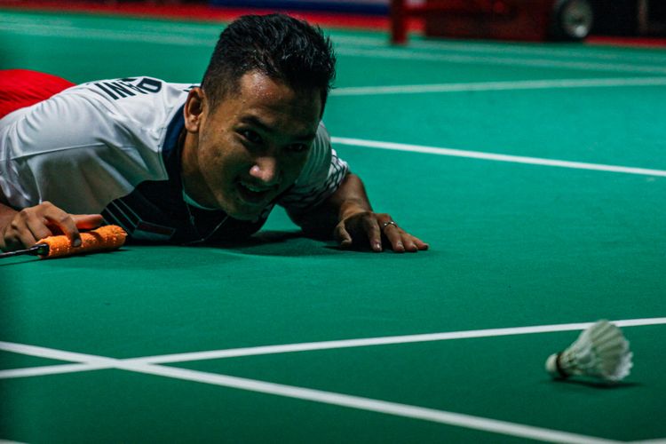 Atlet para bulu tangkis Indonesia, Hikmat Ramdani, memenangi laga kontra wakil Malaysia, Mohd Amin Burhanuddin pada semifinal ASEAN Para Games 2022 sektor tunggal putra SL4 di UMS Edutorium, Kamis (4/8/2022).