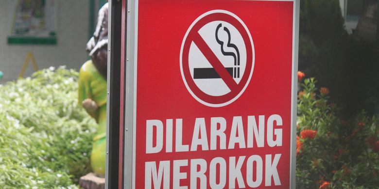 Selain Berbahaya, Merokok Sambil Berkendara Bisa Kena Denda Rp 750.000