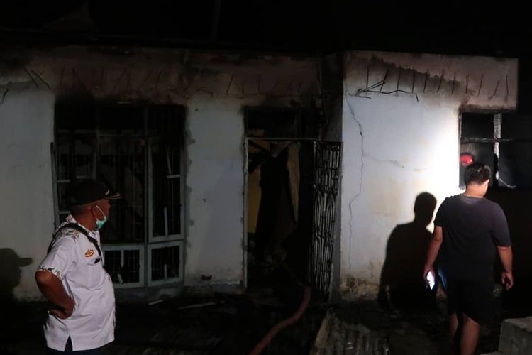 Satu unit rumah warga yang dibakar paska terjadinya bentrokan antarwarga Desa Huraba dan Kelurahan Pintu Padang, di Kecamatan Batang Angkola, Tapanuli Selatan, Selasa (27/5/2020).