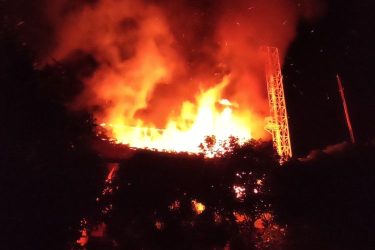 Gedung LPMP Sumsel di Ogan Ilir terbakar Rabu malam 2. Petugas PBK Pemkab Ogan Ilir berjibaku mendamaikan api yang membakar gedung LPMP Sumsel di Ogan Ilir