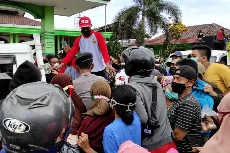 Aksi bagi-bagi telur gratis dari peternak di Blitar, Jawa Timur, menimbulkan kerumunan warga, Selasa (28/9/2021)