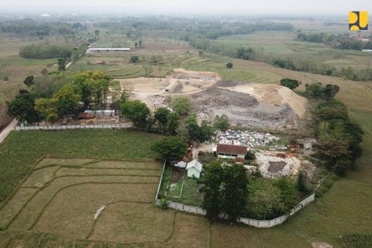 Pembangunan TPA sampah dengan sistem sanitary landfill di Kabupaten Blora yang saat ini sedang dikerjakan oleh Kementrian PUPR melalui Balai Prasarana Permukiman Wilayah (BPPW) Jawa Tengah.