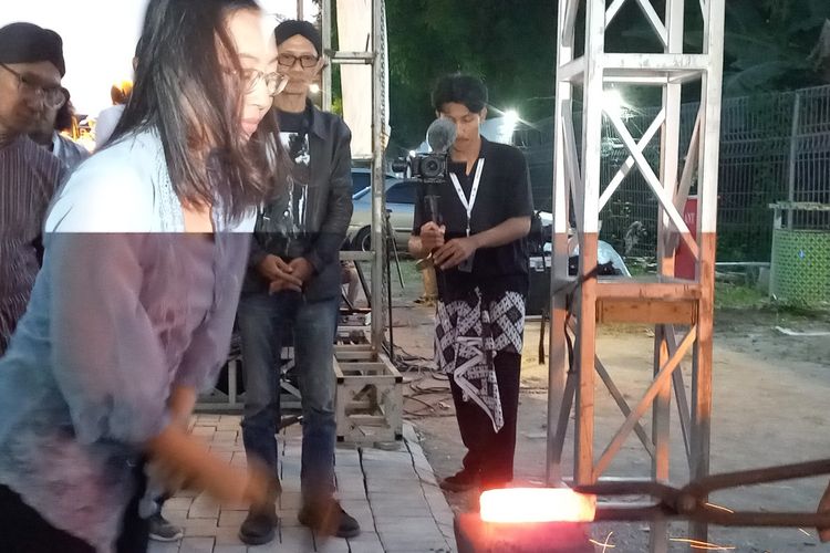 Perjuangan Intan Anggun Menjadi Empu: Lawan Tradisi, Rawat Warisan Leluhur