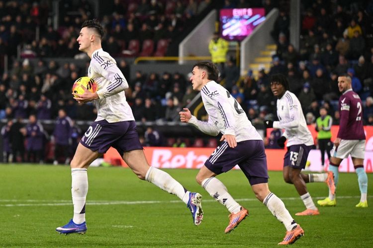 Benjamin Sesko (kiri) merayakan gol dalam pertandingan sepak bola Liga Inggris antara Burnley vs Manchester United di Turf Moor di Burnley, barat laut Inggris pada 7 Januari 2026. (Foto oleh Oli SCARFF / AFP) 
