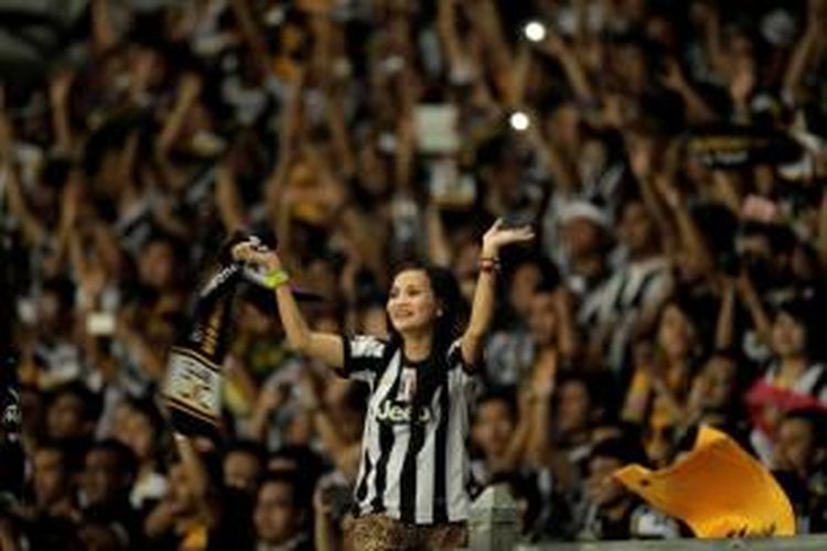 Suporter Juventus saat menyaksikan pertandingan tim kesayangan mereka melawan ISL Stars di Stadion Utama Gelora Bung Karno, Jakarta, Rabu (6/8/2014). Juventus unggul dengan skor 8-1.