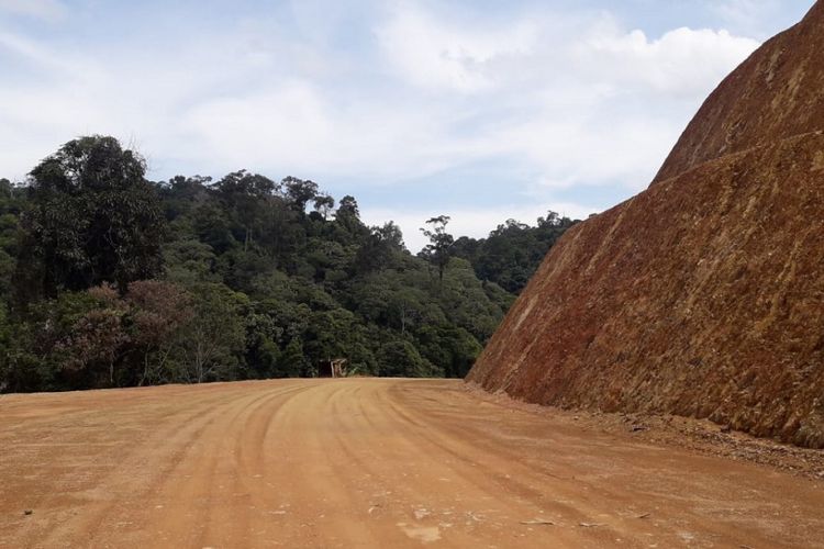 Kondisi jalan perbatasan Indonesia-Malaysia di Kalimantan Utara.