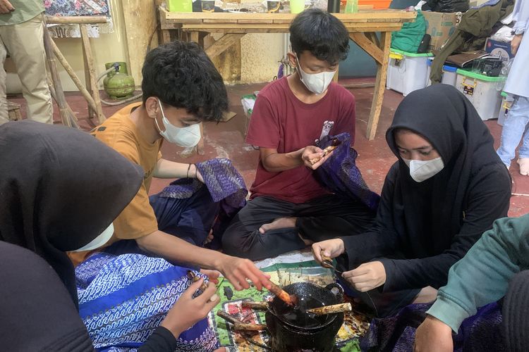 Peserta tuna rungu mengikuti pelatihan membatik di Rumah Batik TBIG, Pekalongan. Kegiatan ini menjadi wadah inklusif bagi penyandang disabilitas untuk mandiri, Selasa (7/10/2025).