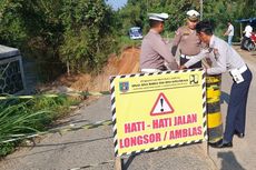 Jalan Lintas Kecamatan di Lampung Ambles, Polisi Pasang Pembatas dan Rekayasa Lalu Lintas