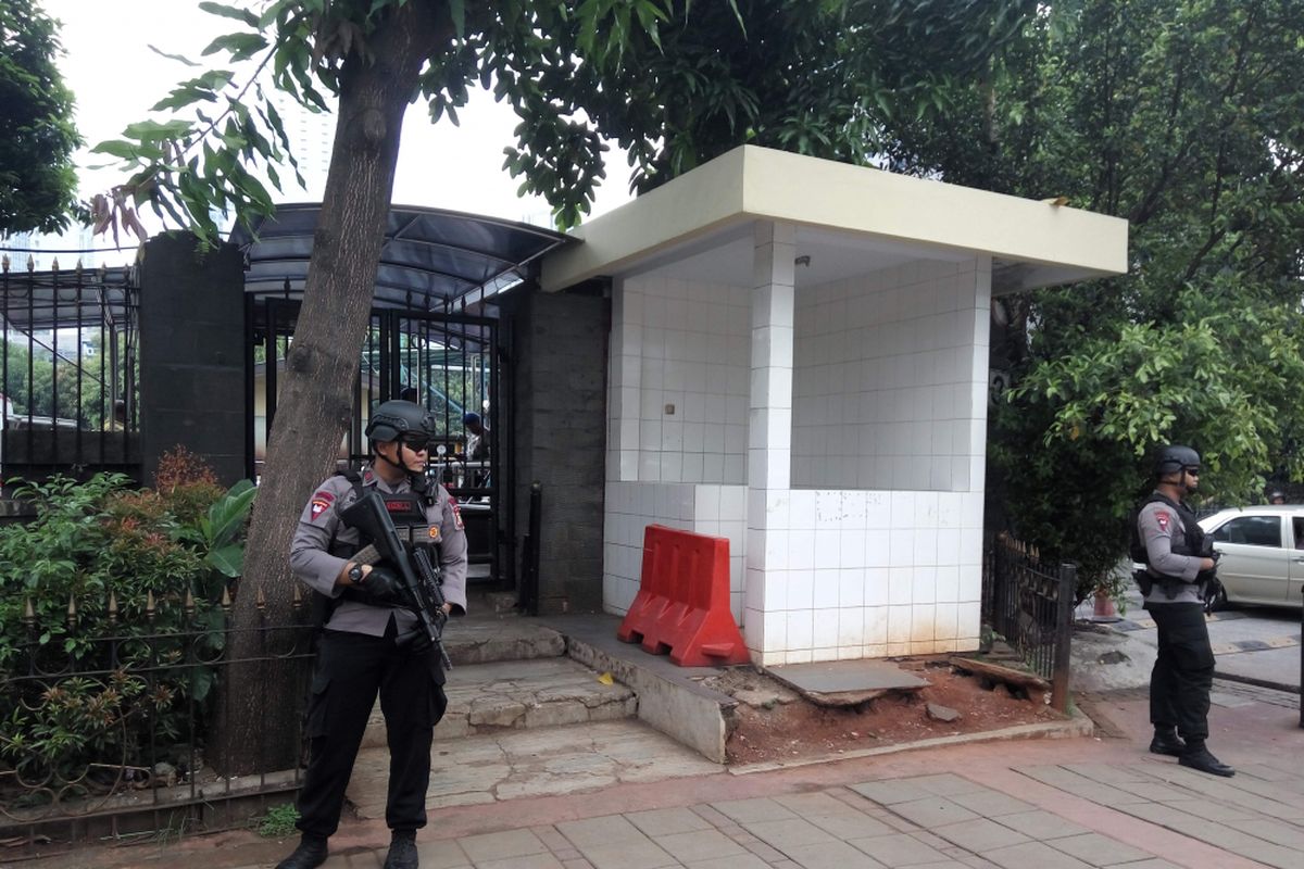 Aparat kepolisian berjaga di depan pos yang ditemukan benda mencurigakan di Mapolda Metro Jaya, Rabu (18/10/2017).