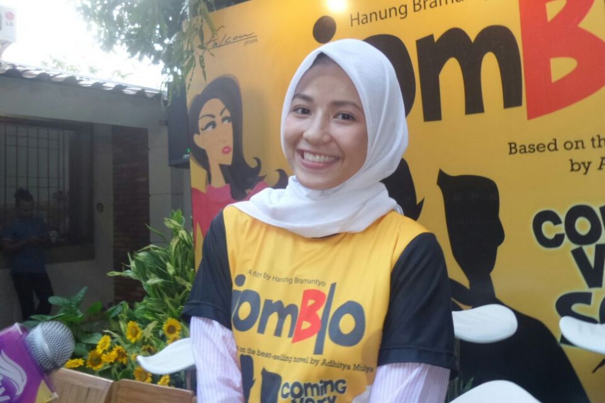 Natasha Rizki di sela acara syukuran film Jomblo, yang dihadiri sutradara, penulis skenario, dan para pemain di kantor Falcon Pictures, di Warung Buncit, Jakarta Selatan, Kamis (16/3/2017).