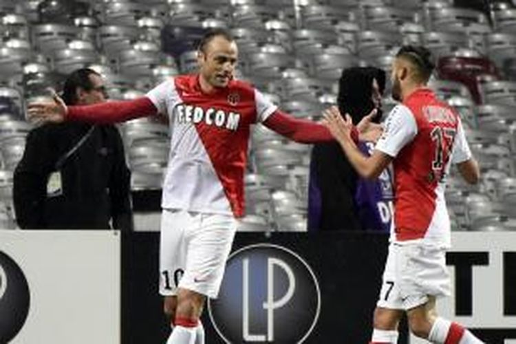 Penyerang AS Monaco, Dimitar Berbatov (kiri), merayakan gol yang dicetaknya ke gawang Toulouse pada laga Ligue di Municipal Stadium, Jumat (5/12/2014). Dia mendapat sambutan dari rekan setim, Yannick Ferreira Carrasco.