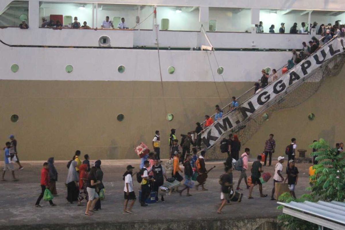Ilustrasi ribuan pemudik Natal menininggalkan pelabuhan  Yos Sudarso Ambon dengan menumpangi KM Ngapulu. 