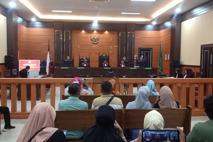 Suasana sidang korupsi RSUD Pasbar di PN Tipikor Padang, Selasa (15/8/2023) malam
