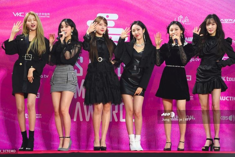 Girl group GFRIEND berpose di karpet merah 28th Seoul Music Awards di Seoul, Korea Selatan, pada 15 Januari 2019.