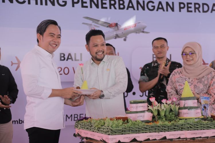 Gus Fawait dalam pembukaan rute Jember-Bali di Bandara Notohadinegoro, Kabupaten Jember, Jumat (5/12/2025).