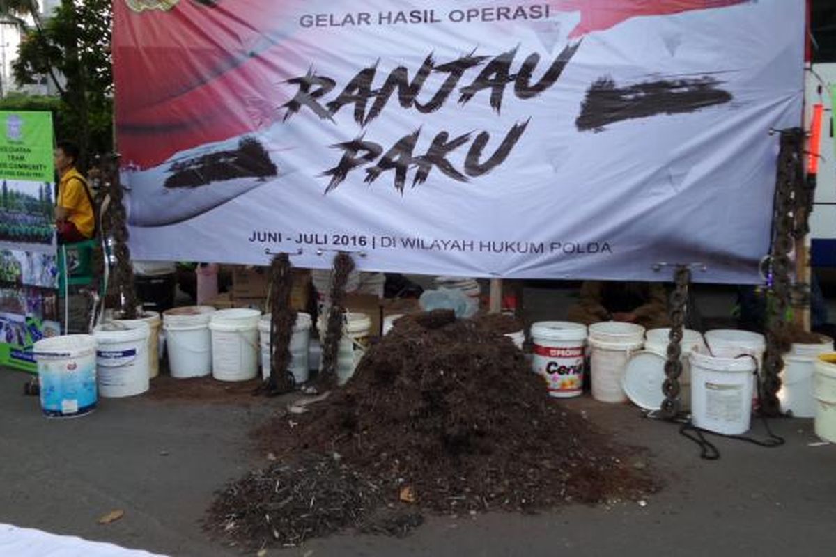 Komunitas Saber (Sapu Bersih) menggelar ranjau paku yang mereka kumpulkan selama beberapa tahun terakhir di Bundaran Hotel Indonesia, Minggu (7/8/2016). Paku sebanyak 1,5 ton ini dihadirkan untuk menyadarkan masyarakat tentang bahaya ranjau paku yang masih marak di Jakarta.